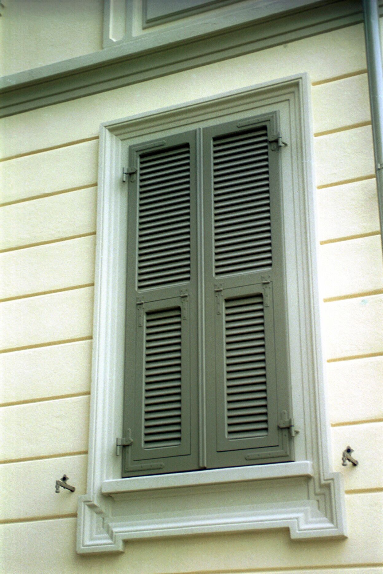 Cornice Modanata per finestre in c.a. con sotto davanzale con orecchie zona Monferrato Villa Privata