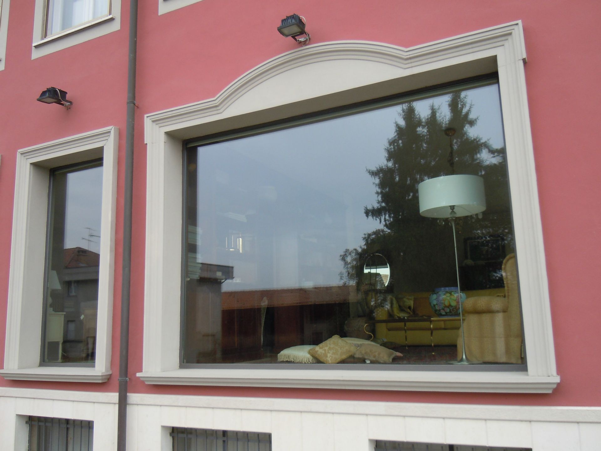 Cornice per Vetrine su Disegno in c.a. Zona Stradella Complesso Commerciale