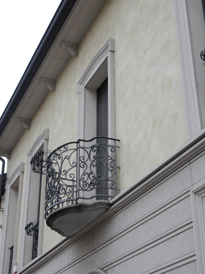 Soletta balcone modanata in graniglia martellinata zona Vigevano