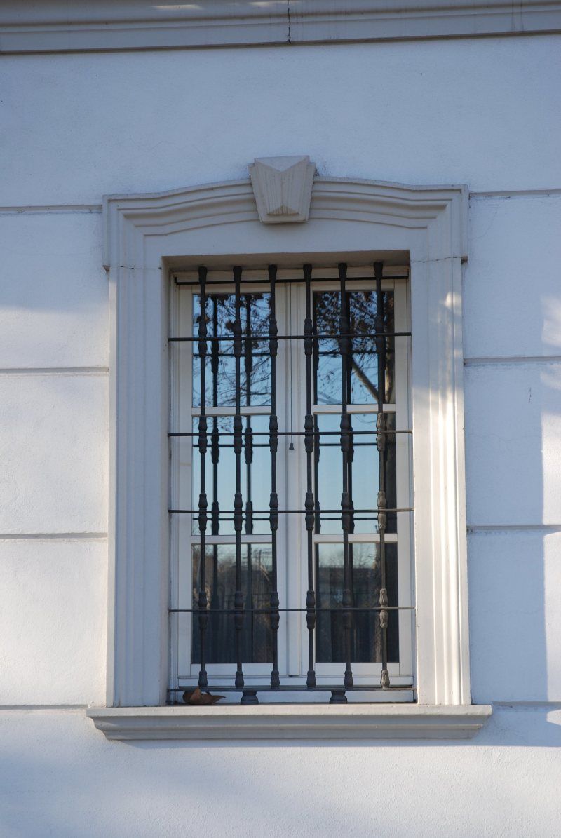 Cornice Modanata per finestre in c.a. con Architrave arcato e scudo centrale Voghera Villa Privata