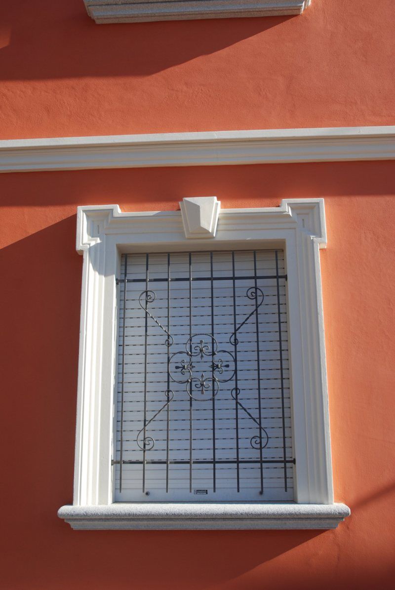 Cornice Modanata per finestre in c.a. con orecchie e scudo centrale zona Alessandria