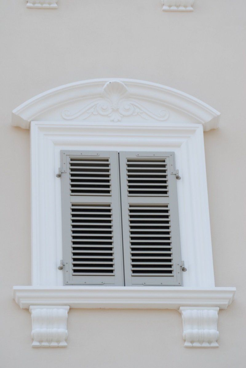 Cornice per finistra con architrave arcato Palazzo Politeama Casale Monferrato