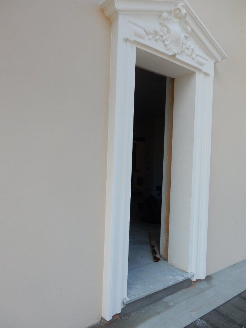 Cornici per porta finestra con architrave a timpano Palazzo Politeama Casale Monferrato