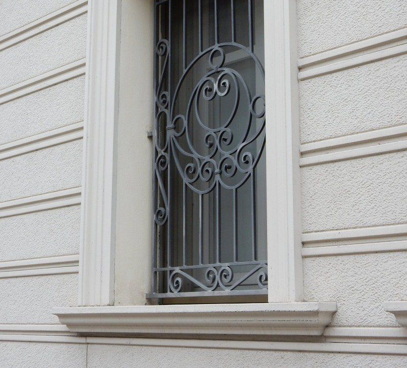 Davanzale tipo borghese in cemento zona Vigevano