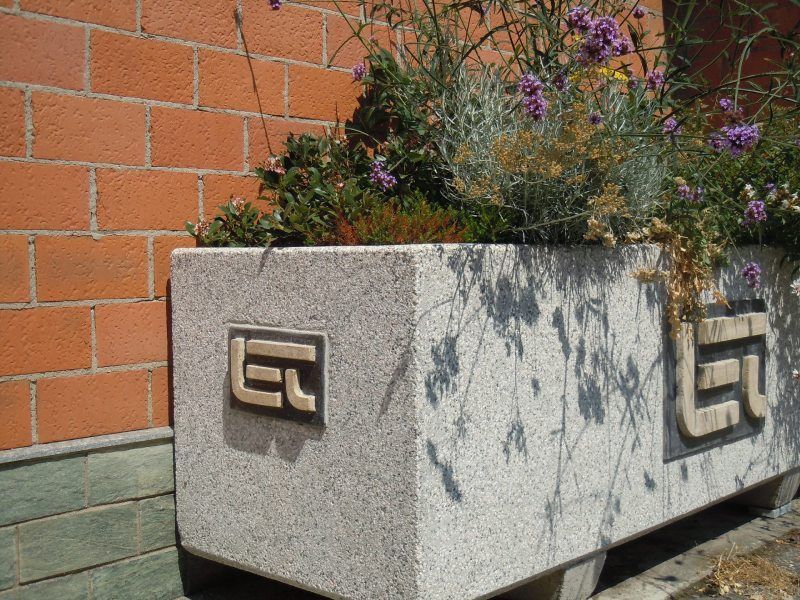 Fioriere cn logo in graniglia martellinata