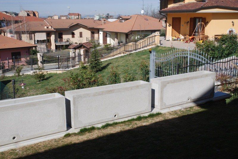 Fioriere in graniglia martellinata zona giardino Tortona