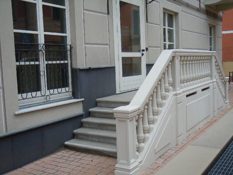 Scala prefabbricata con gradini e pianerottolo in ca finizioni calpestii in graniglia martellinata zona Albissola