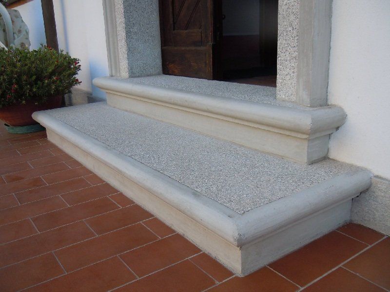 Gradini con toro e dente finizione calpestio in graniglia martellinata zona Alessandria