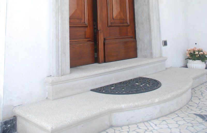 Gradino su modello in finizione pedata in graniglia martellinata zona Vigevano