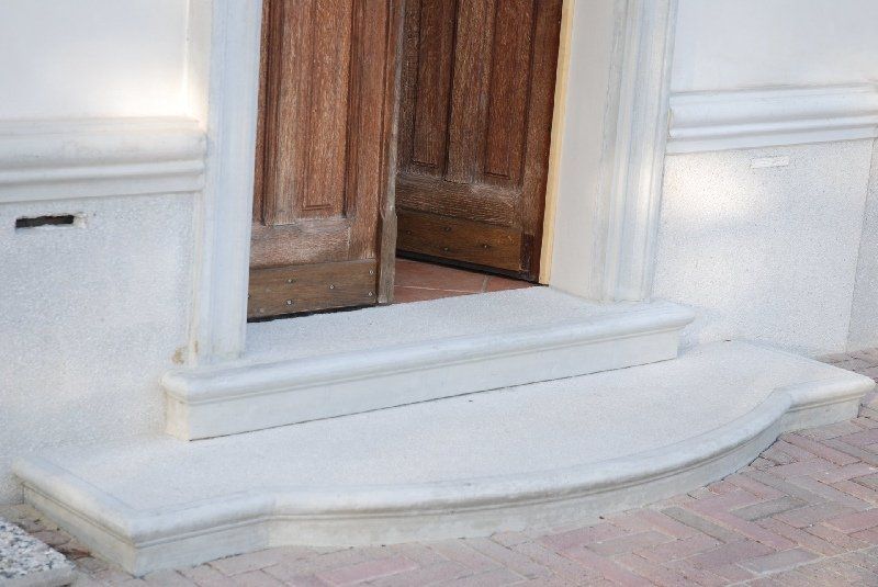 Gradino ingresso su modello finizione pedata in graniglia martellinata zona Asti