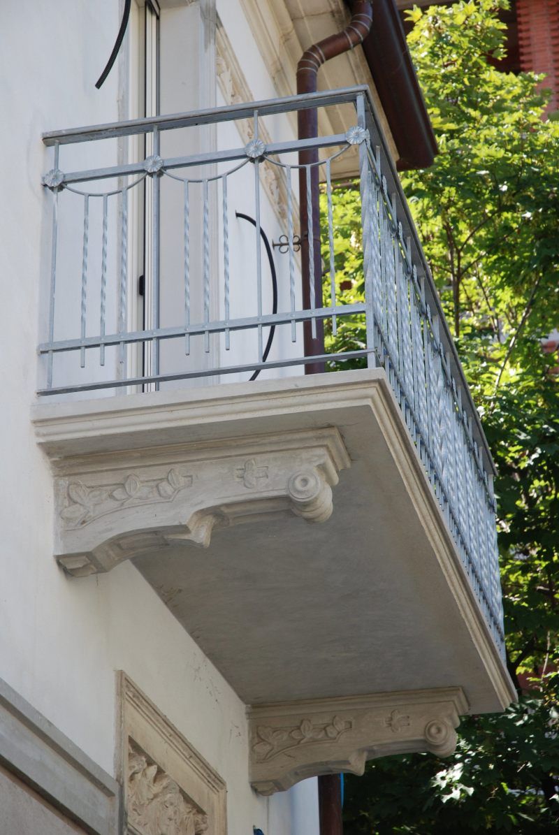 Mensole balcone tipo edera liberty abitazione privata Voghera