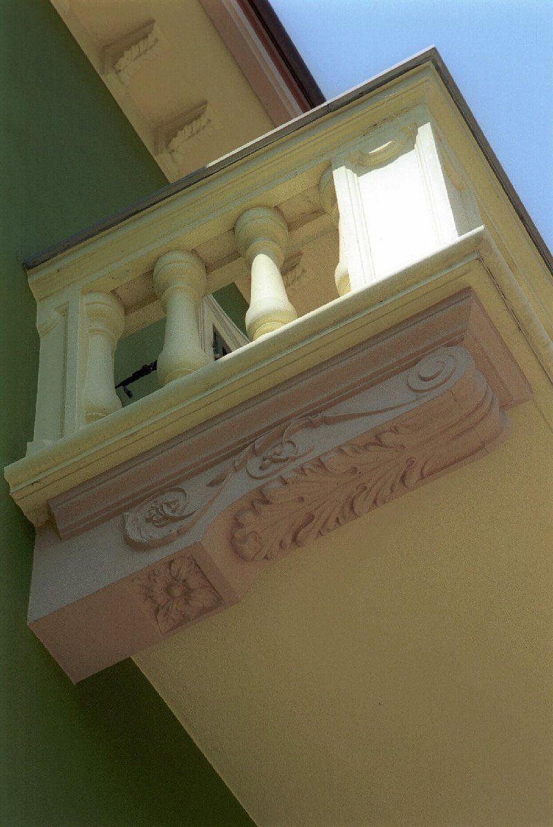 Mensole per balcone tipo ghirlanda complesso residenziale Genova
