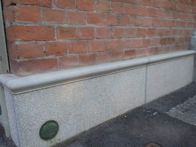 Zoccolo con toro in graniglia martellinata - zona Alessandria