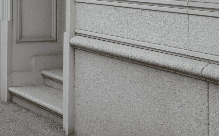 Zoccolo con toro in graniglia martellinata zona Vigevano