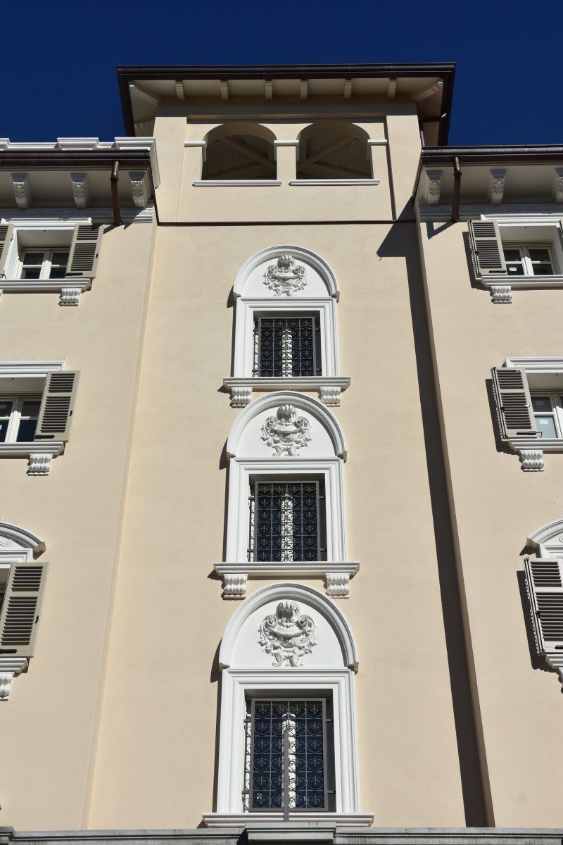 Facciata con finestre e cornici