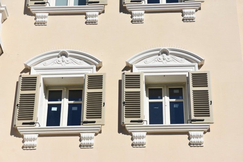 Finestre con cornici