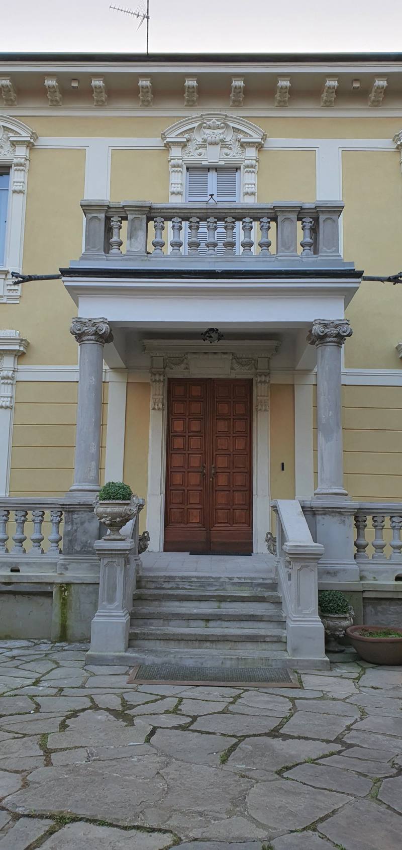 Colonne per portone in villa a Vigevano