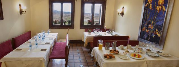 Un comedor con mesas y sillas y un cuadro en la pared.