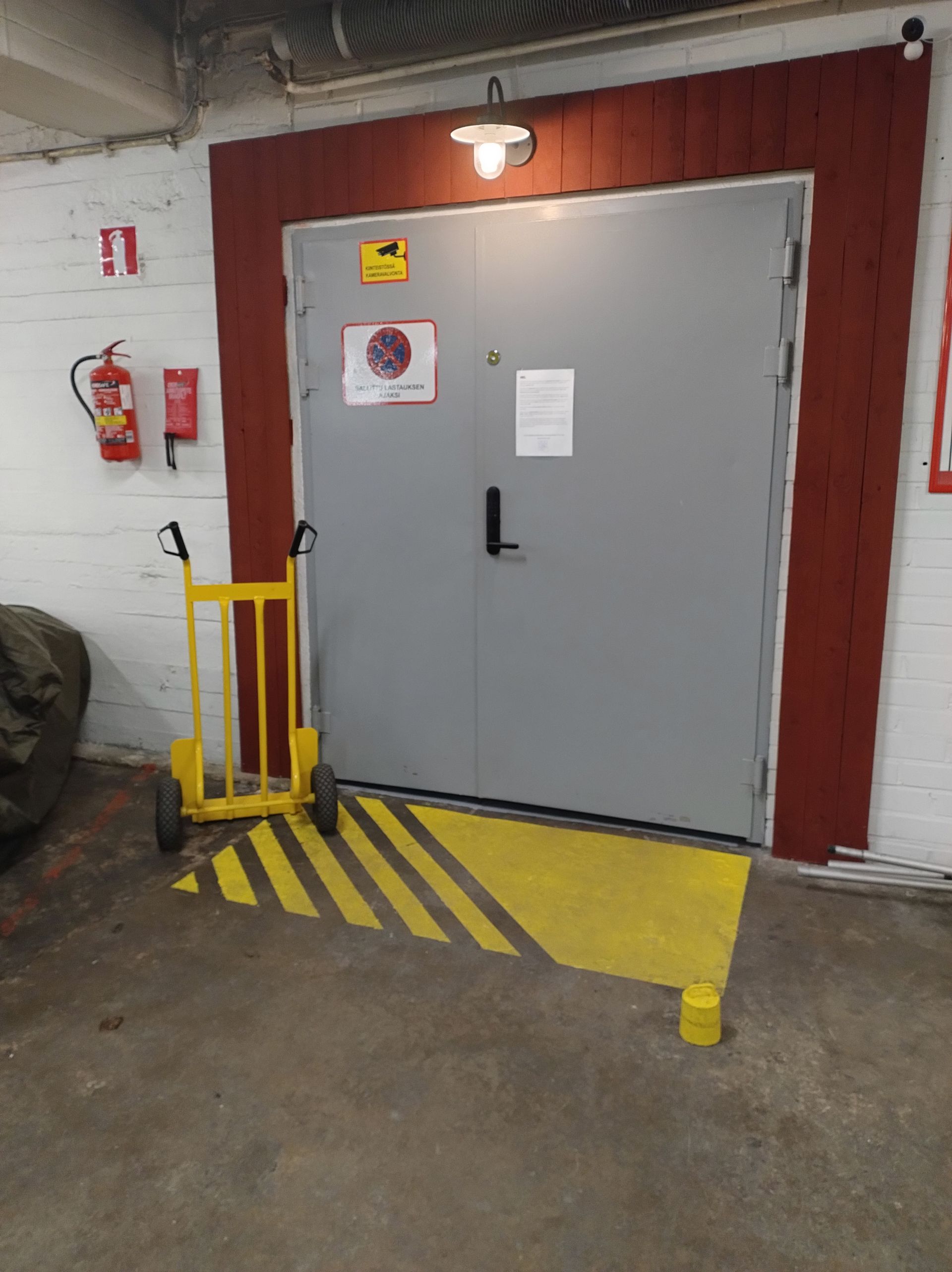 Sisäänkäynti 400m2 varastoon