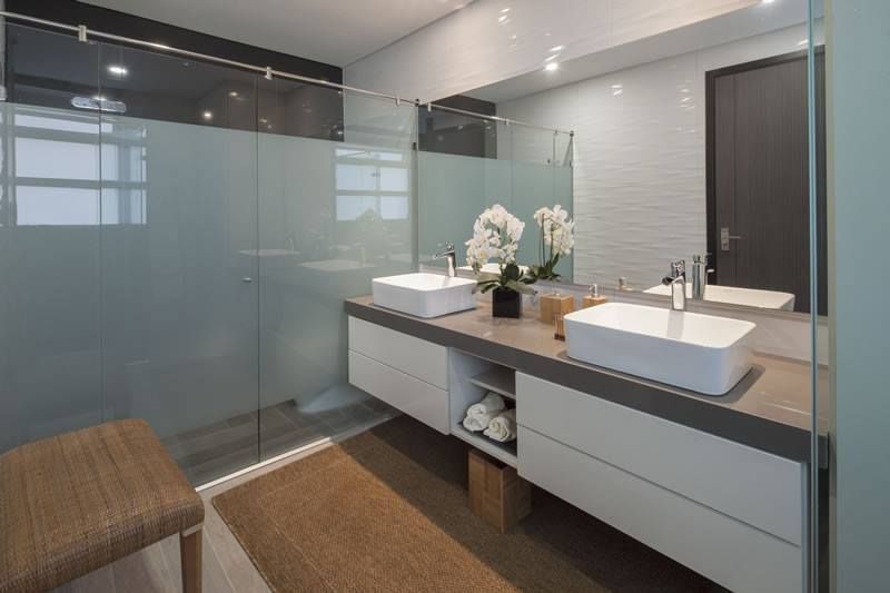 Mueble de baño moderno con lavamanos integrado y acabados sofisticados.