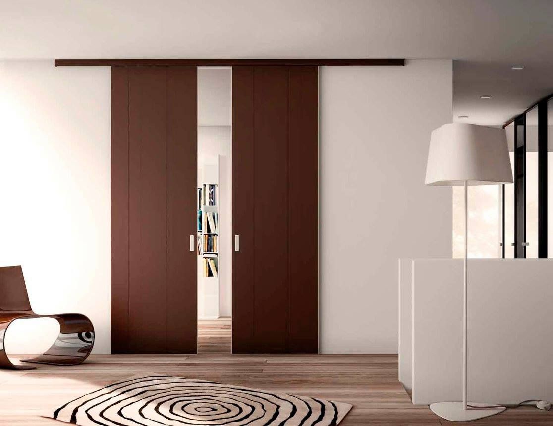 Una sala de estar con puertas correderas y una silla.