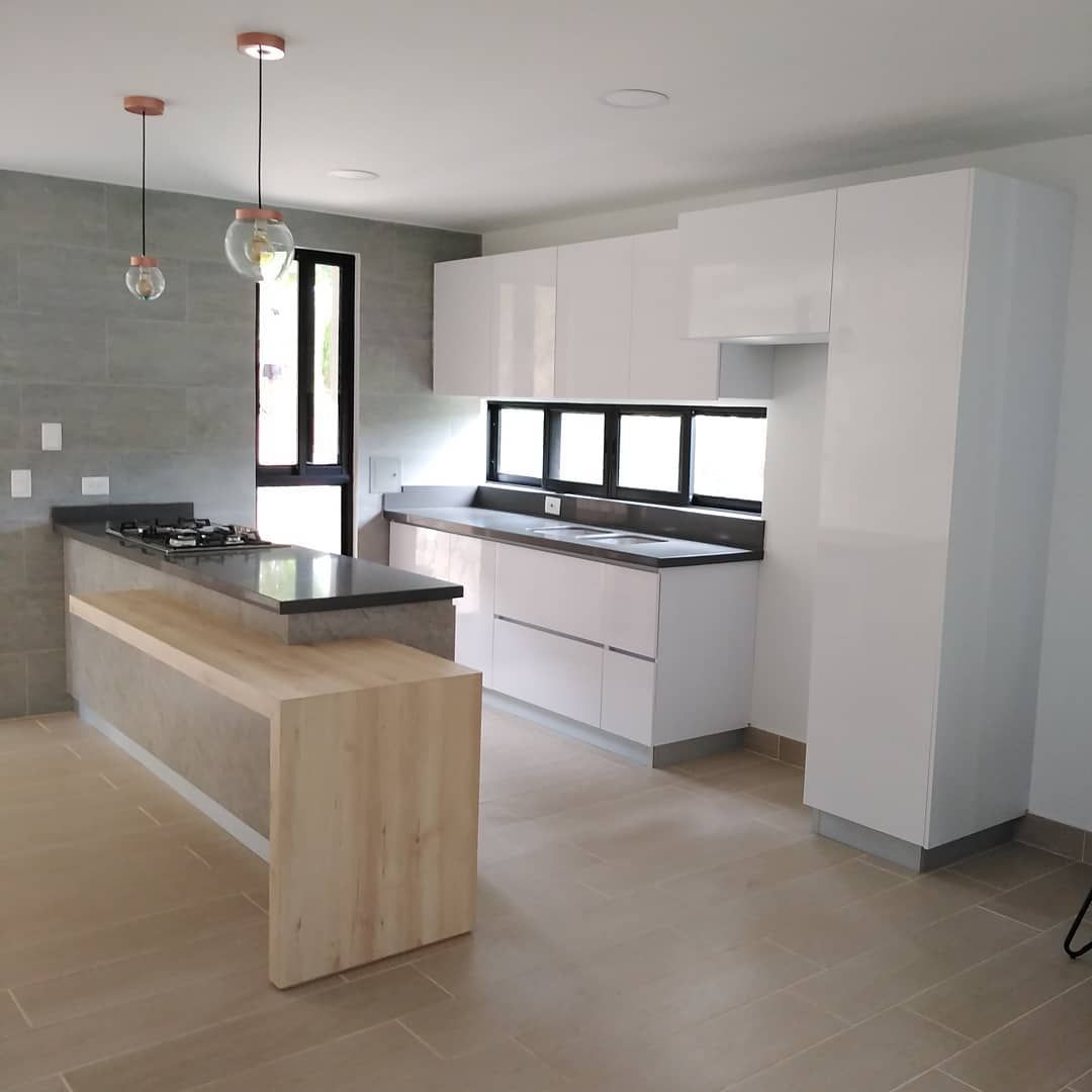 Cocina integral moderna con acabados elegantes y funcionales en Bucaramanga.