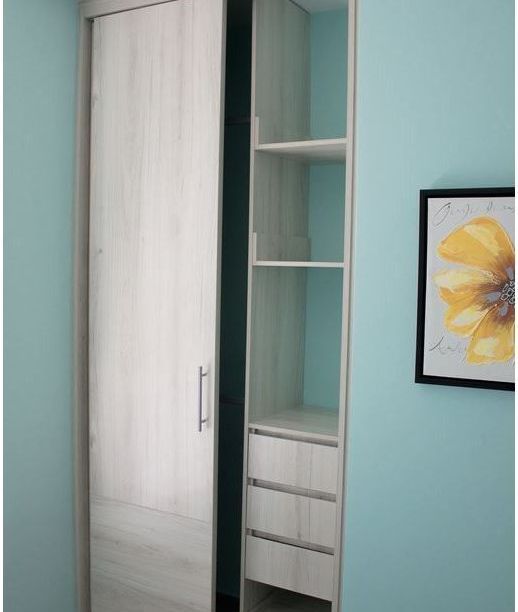 Clóset moderno a medida con puertas corredizas y distribución personalizada.