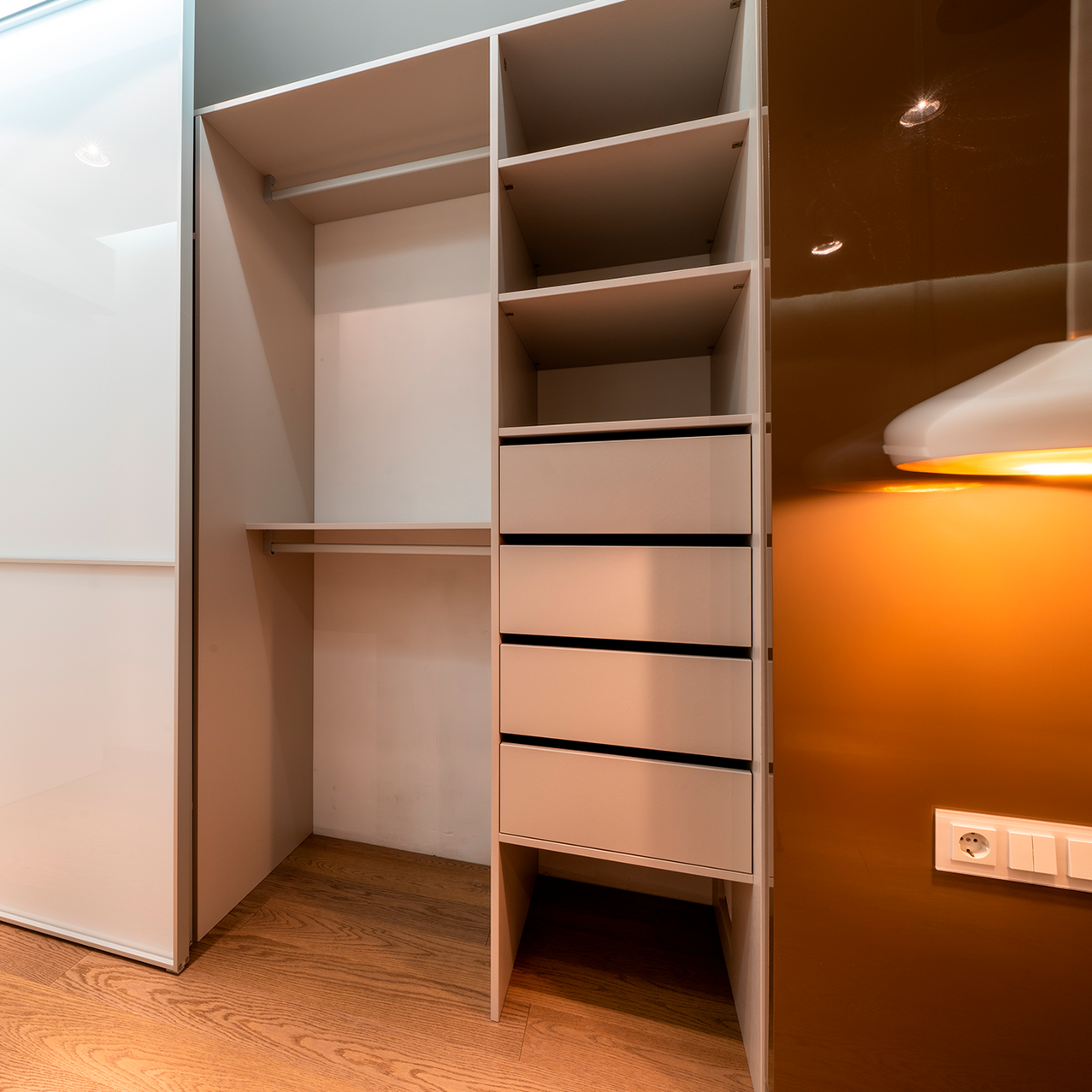 Clóset moderno a medida con puertas corredizas y distribución personalizada.