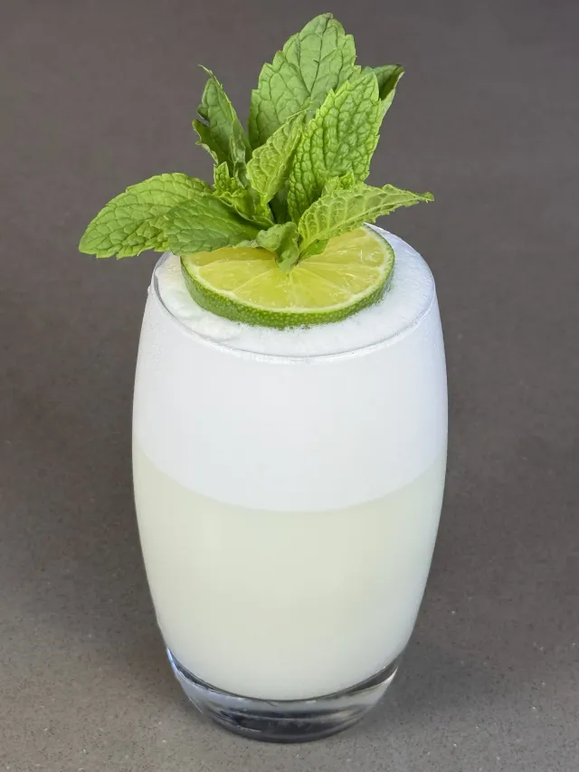 Skinny Gin Fizz made with London dry gin Cordial Craft egg white and soda water