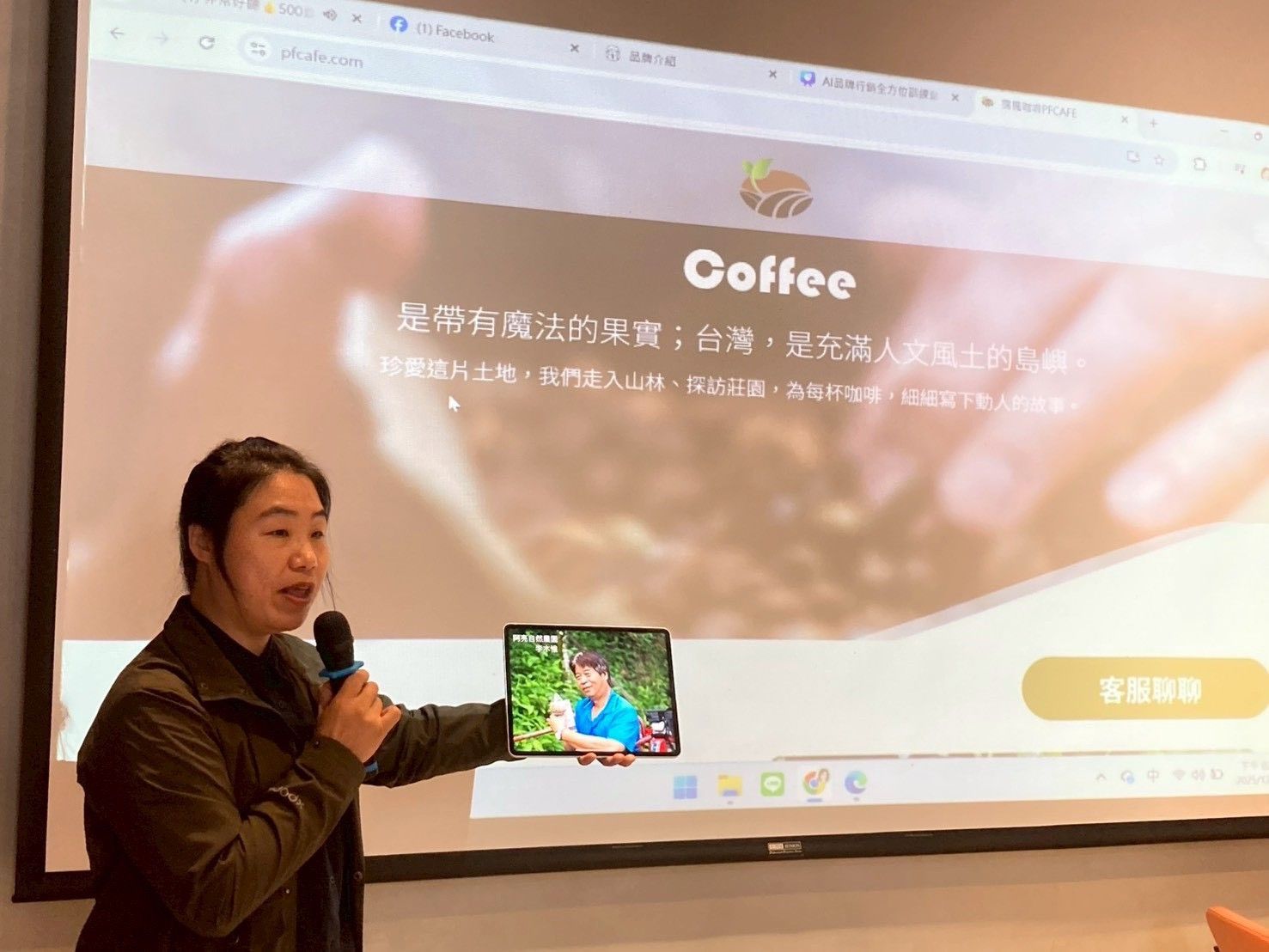 一群人在室內,都戴著口罩,做出「OK」手勢。