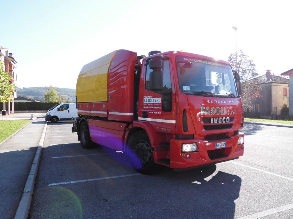 Un camion Iveco rosso è parcheggiato in un parcheggio