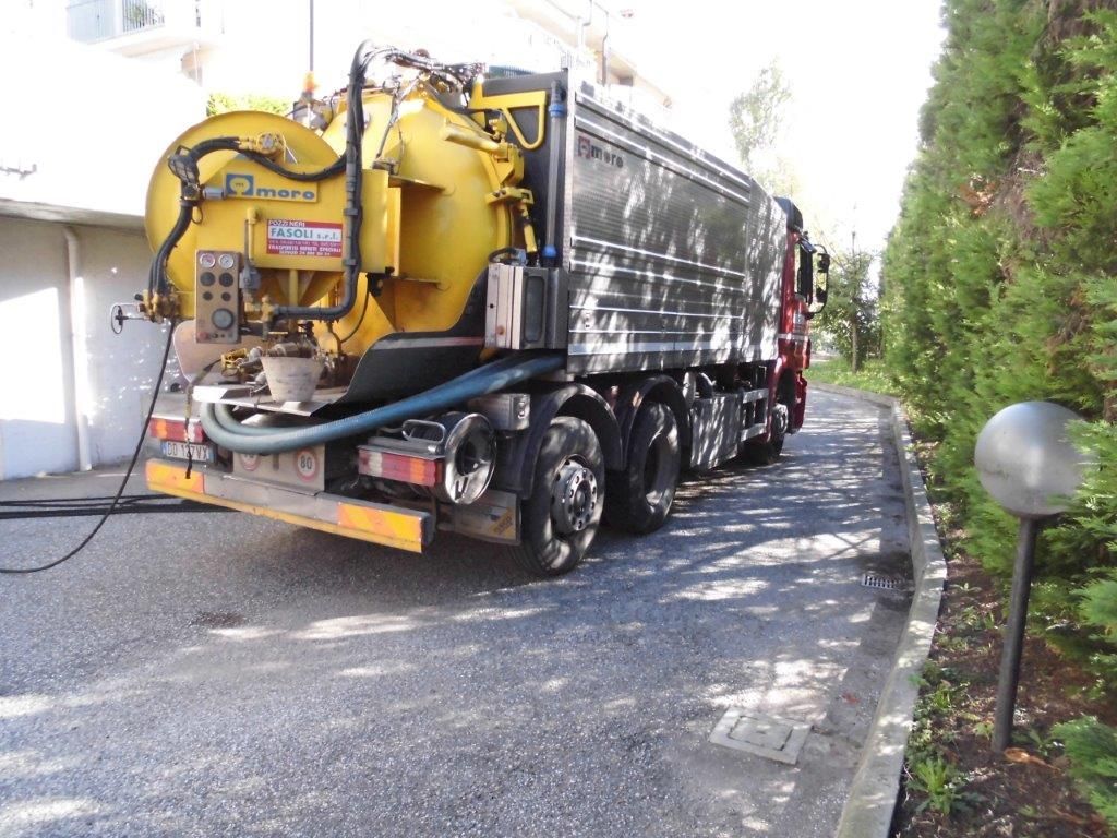 Un camion degli sgomberi è parcheggiato sul ciglio della strada