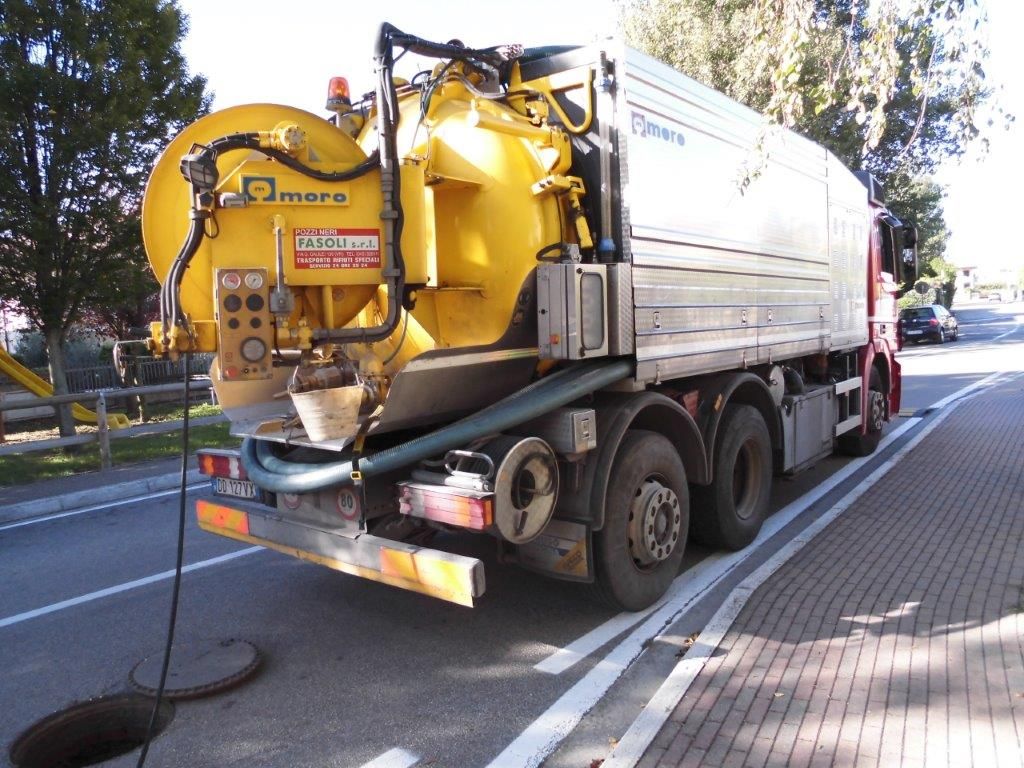 Un camion degli sgomberi è parcheggiato sul ciglio della strada