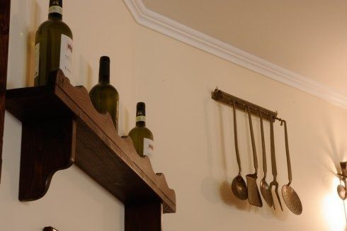 vista laterale della fila di vino e strumenti cucina