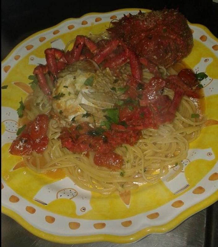 piatto di spaghetti con gamberi