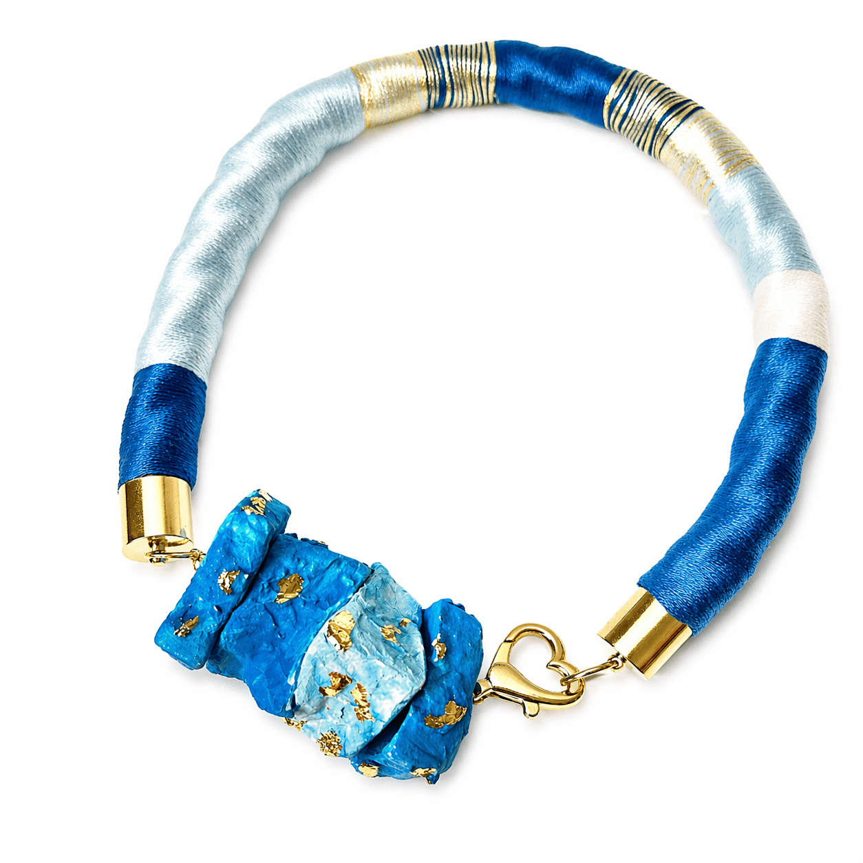Un primer plano de un montón de collares sobre una superficie blanca.