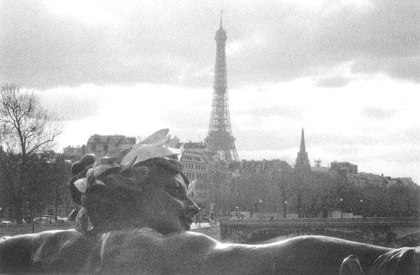 Una foto en blanco y negro de la Torre Eiffel en París.