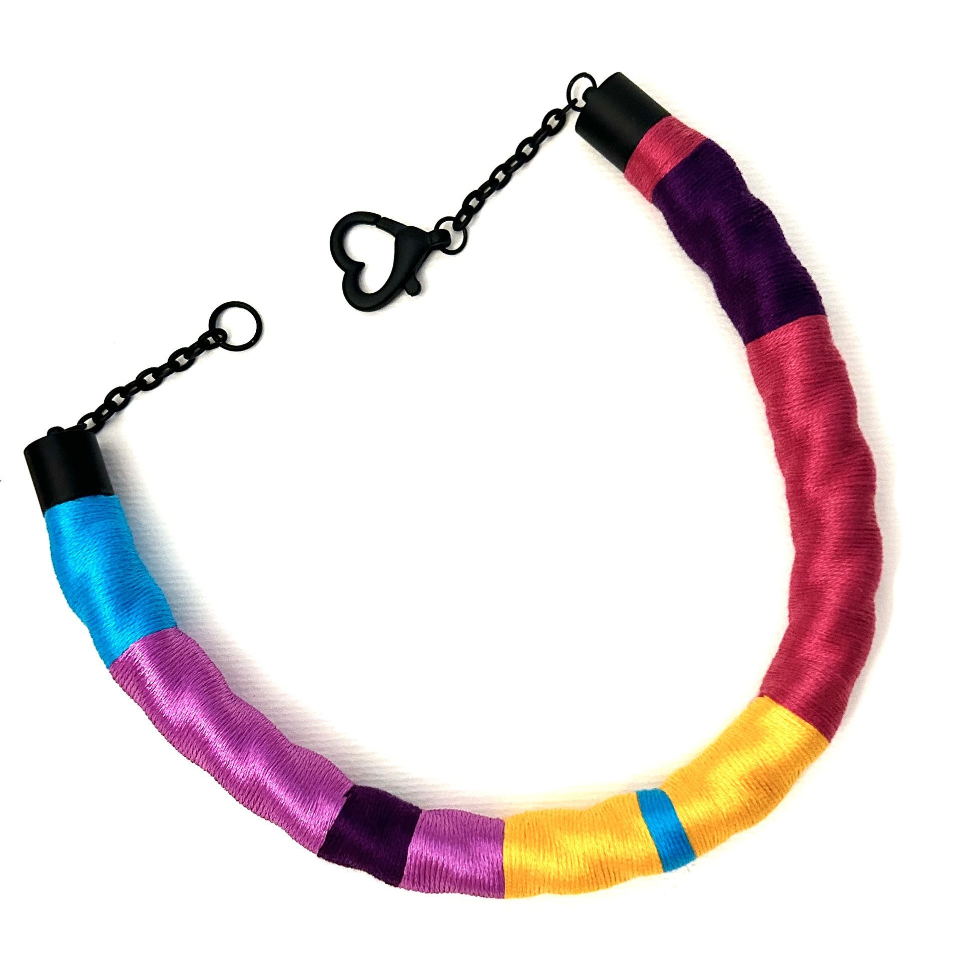 Un collar colorido con un cierre en forma de corazón.
