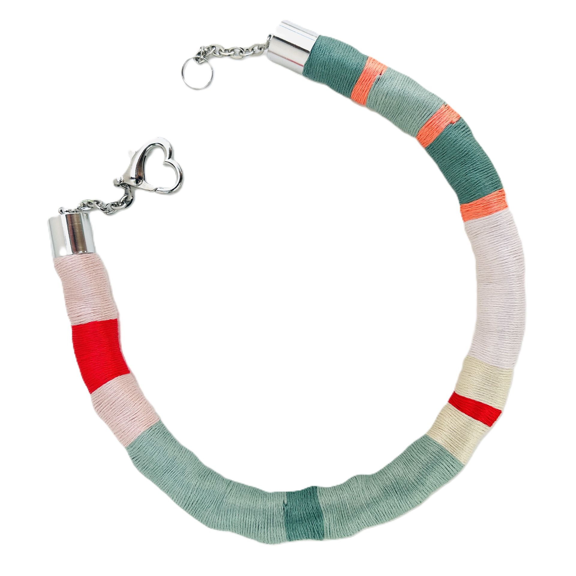 Una pulsera colorida con un cierre en forma de corazón.