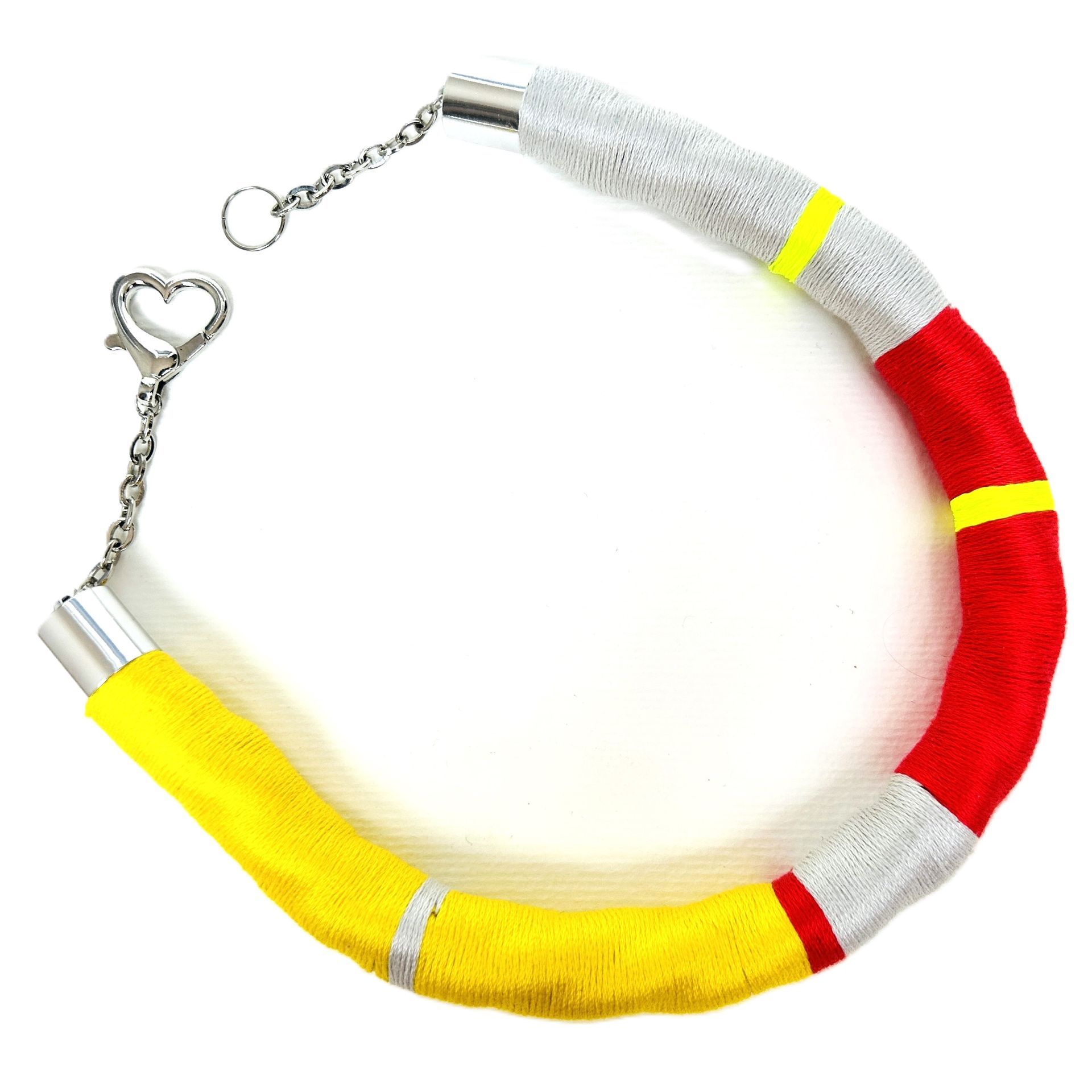 Un collar amarillo y rojo con un cierre en forma de corazón.