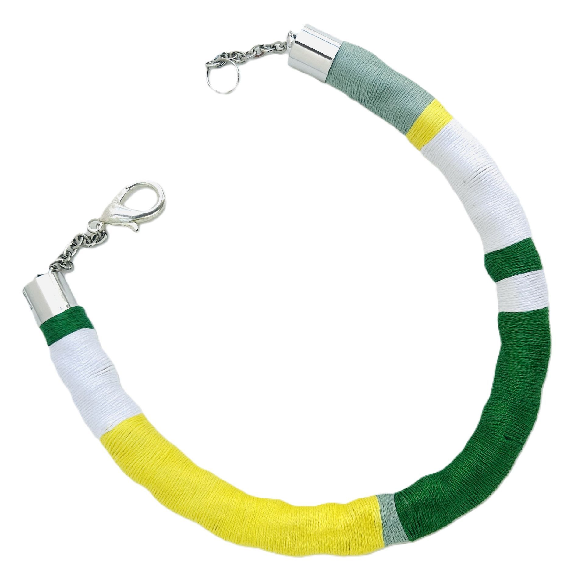 Un collar amarillo, verde y blanco con un cierre de plata.