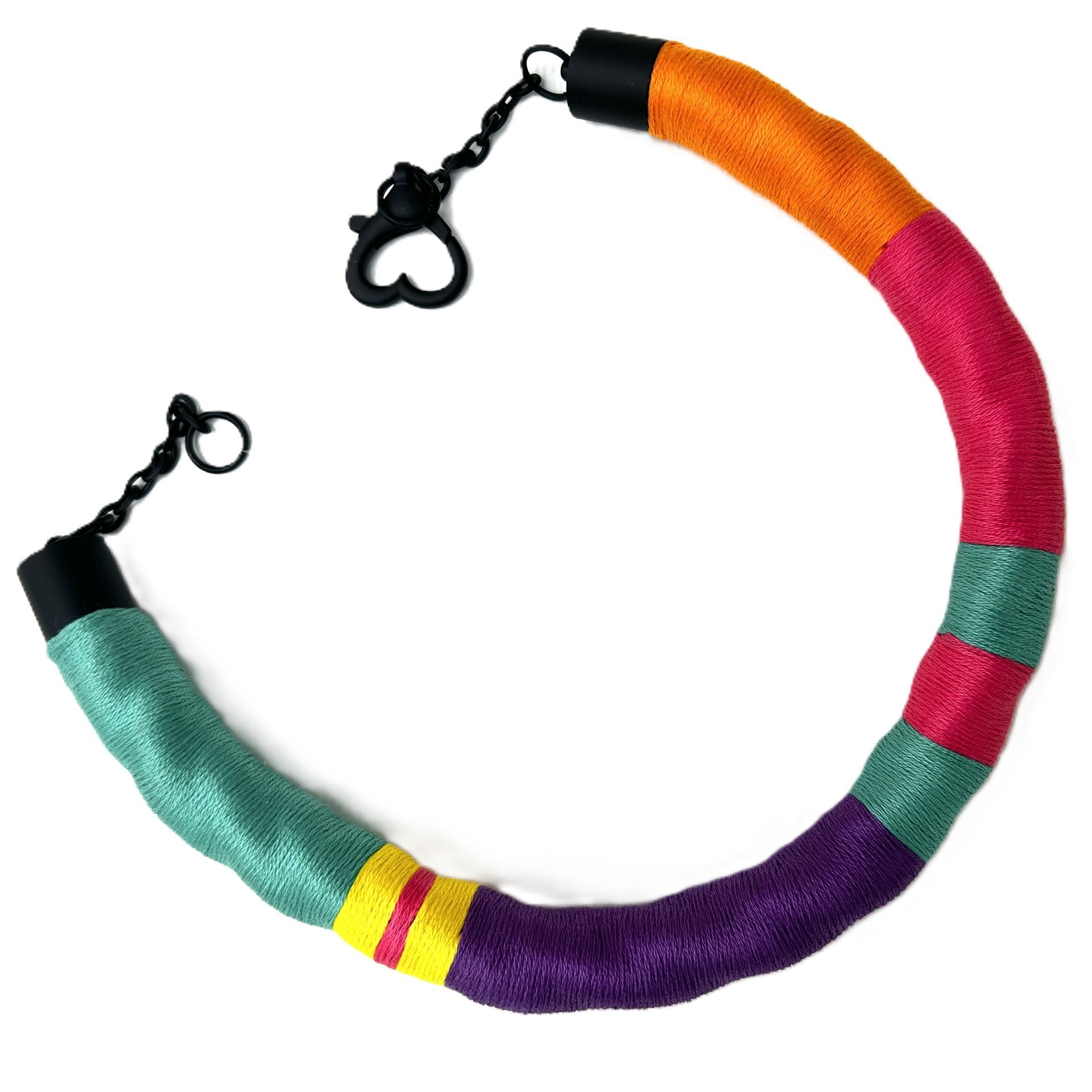 Un collar colorido con un cierre en forma de corazón negro.