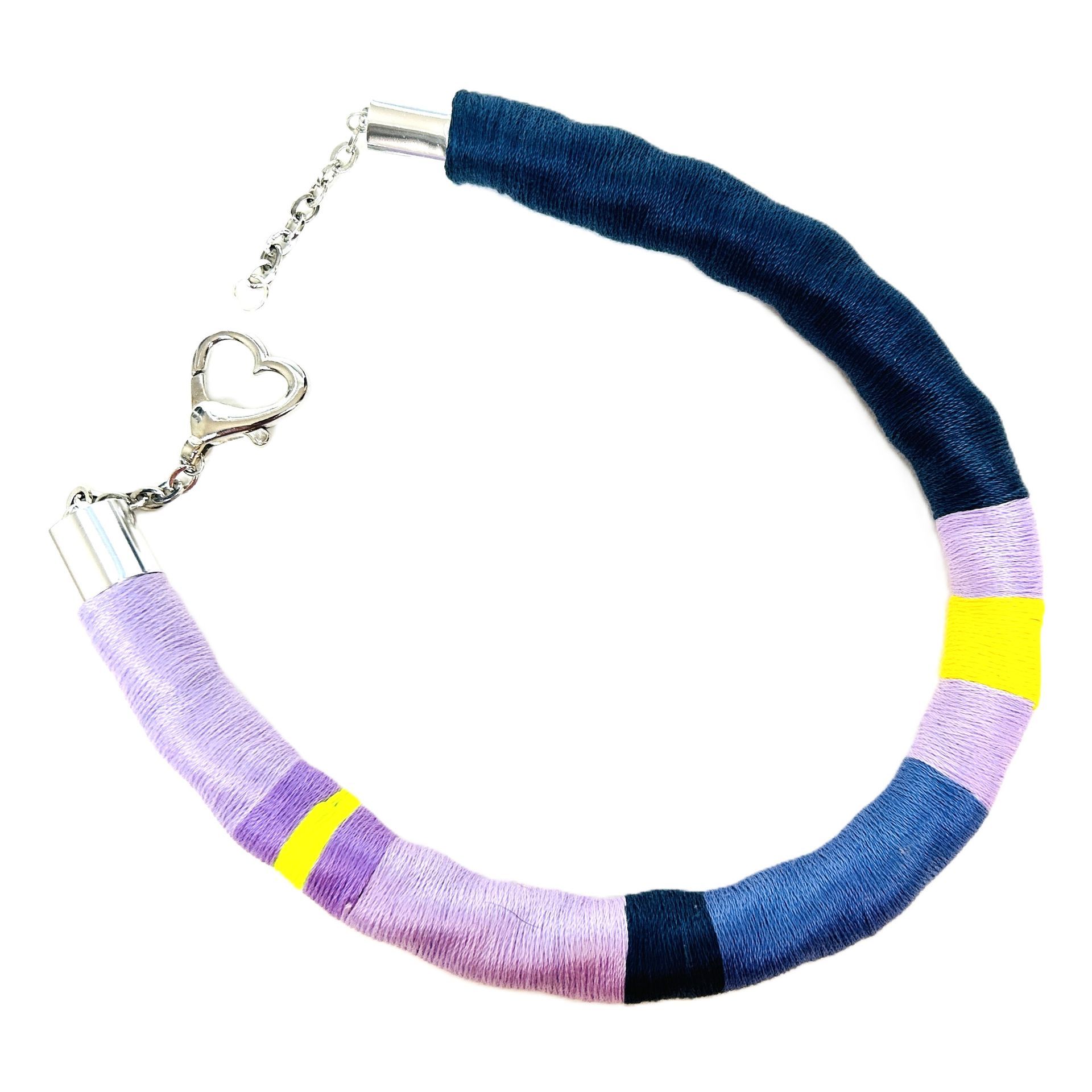 Un collar morado y amarillo con un cierre en forma de corazón.