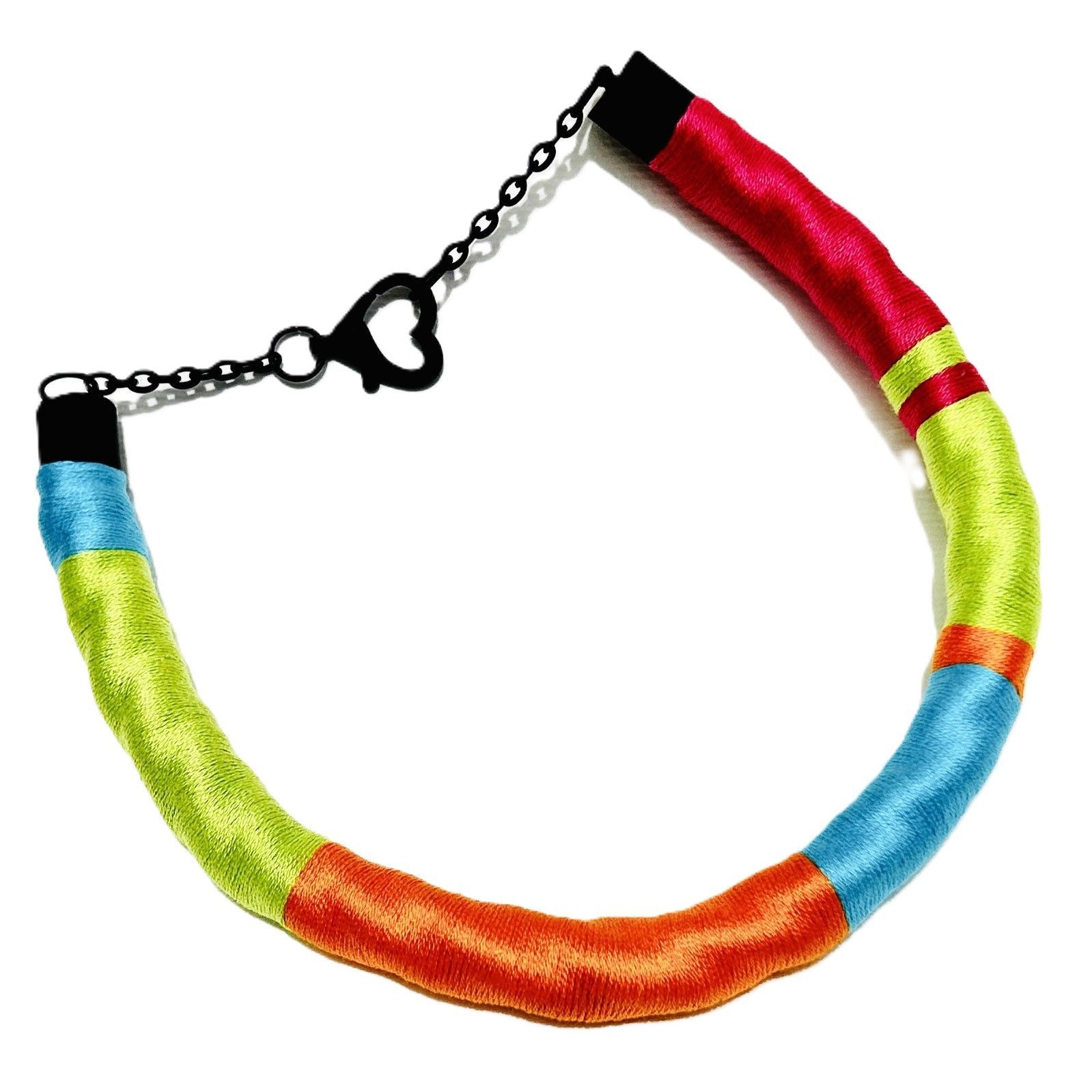 Un collar colorido con un cierre negro sobre un fondo blanco.