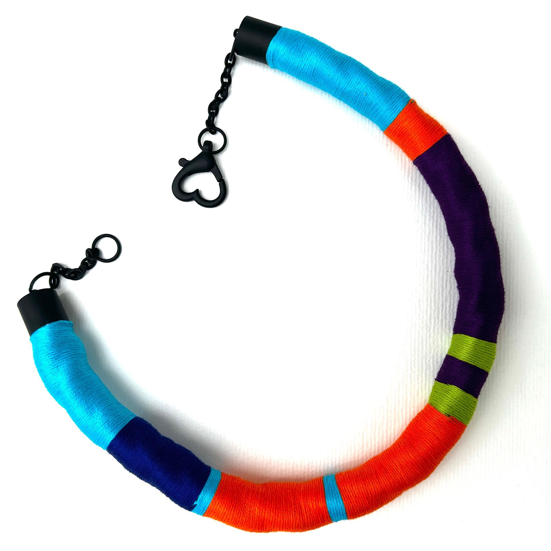 Un collar colorido con un cierre en forma de corazón.