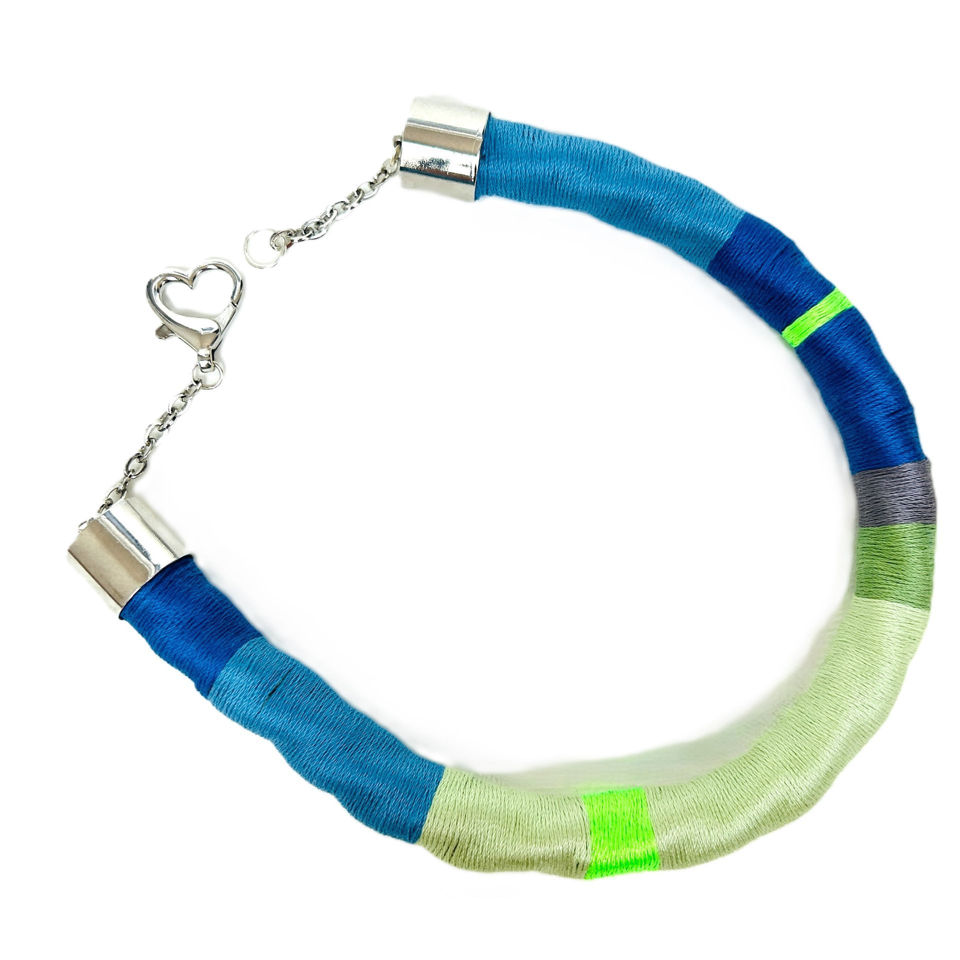 Una pulsera azul y verde con un cierre en forma de corazón.