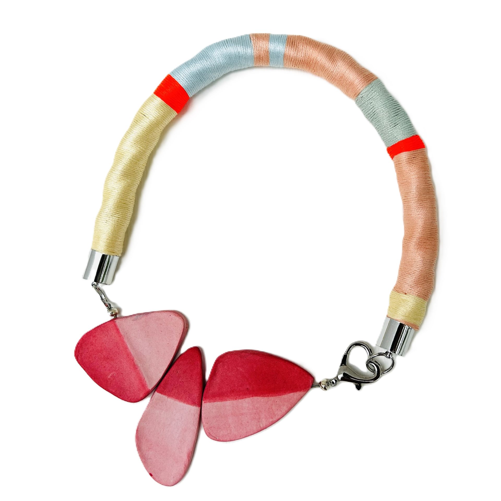 Un collar colorido con un colgante en forma de corazón rosa.