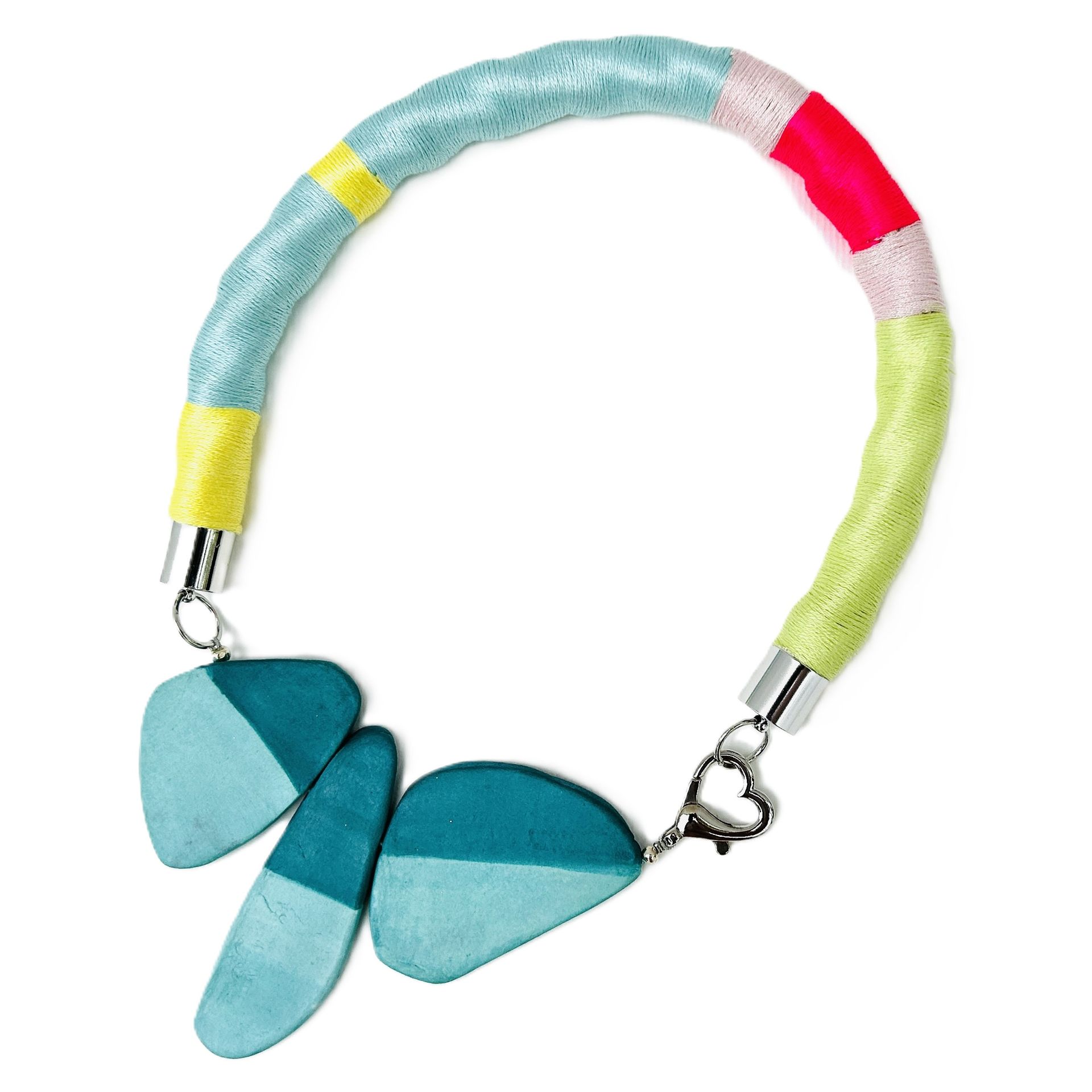Un collar colorido con un cierre en forma de corazón.