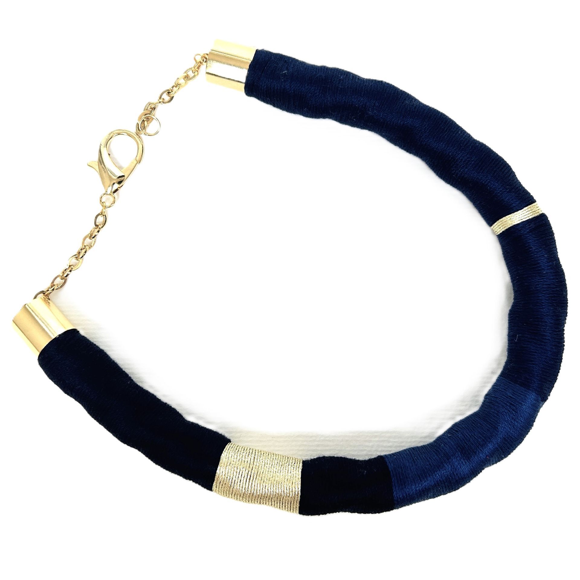 Un collar azul y dorado con un cierre dorado.