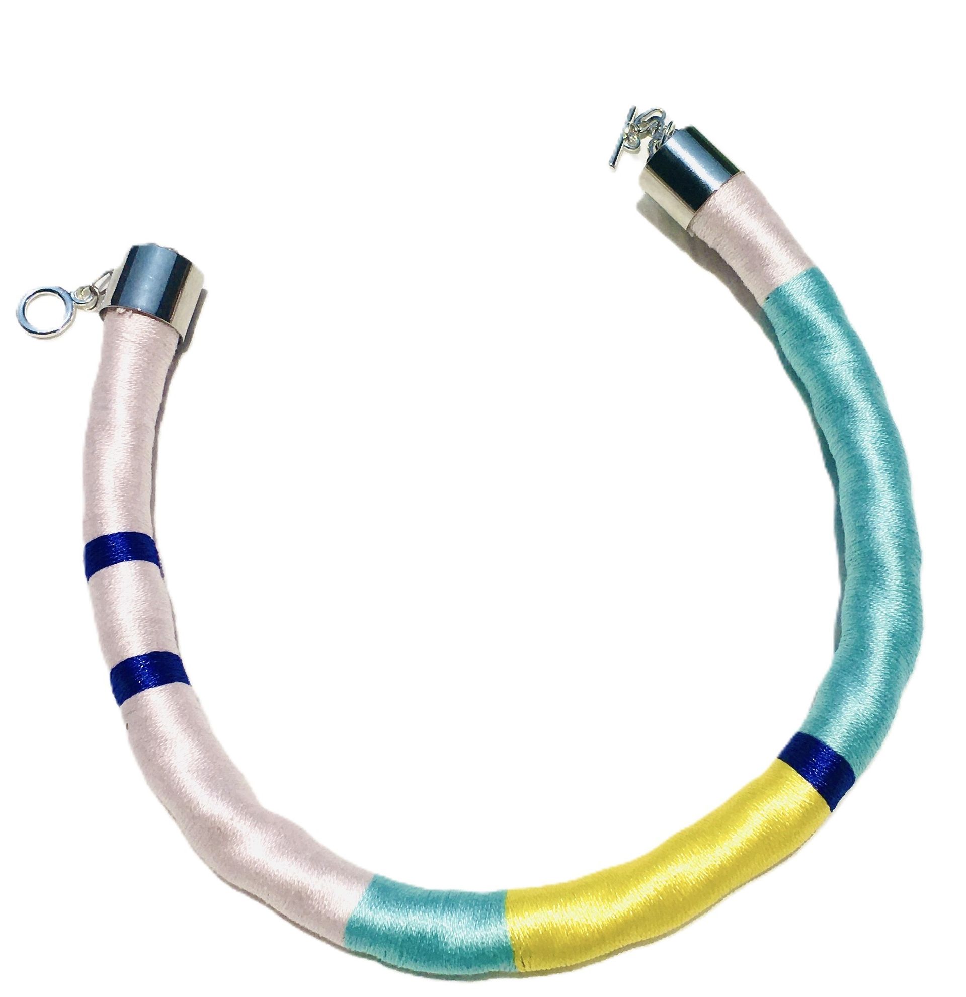 Un collar colorido con un cierre de plata sobre un fondo blanco.